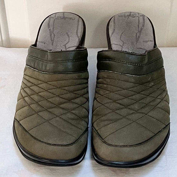 J41 Adventure On slip on clogs - Picture 1 of 11